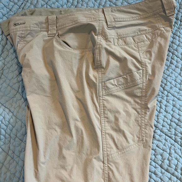 MARMOT - Men’s travel pants- zip off- to shorts. 32”x32”. Excellent condition - Picture 12 of 14